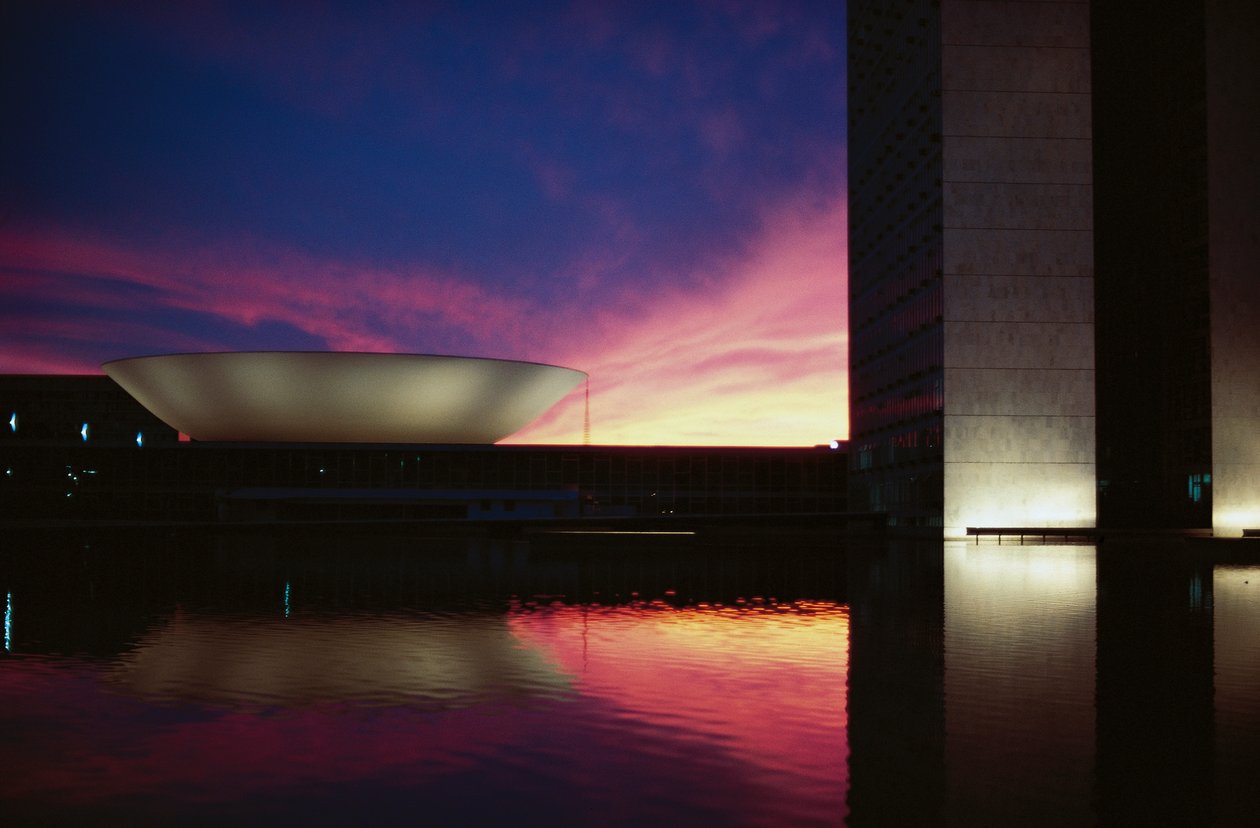 Place des Trois Pouvoirs et Congrès national (Congresso Nacional) au coucher du soleil - Oscar Niemeyer