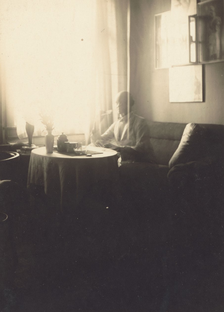 [Oskar Schlemmer assis à une table avec un service de café à la Prellestrasse]. - Oskar Schlemmer