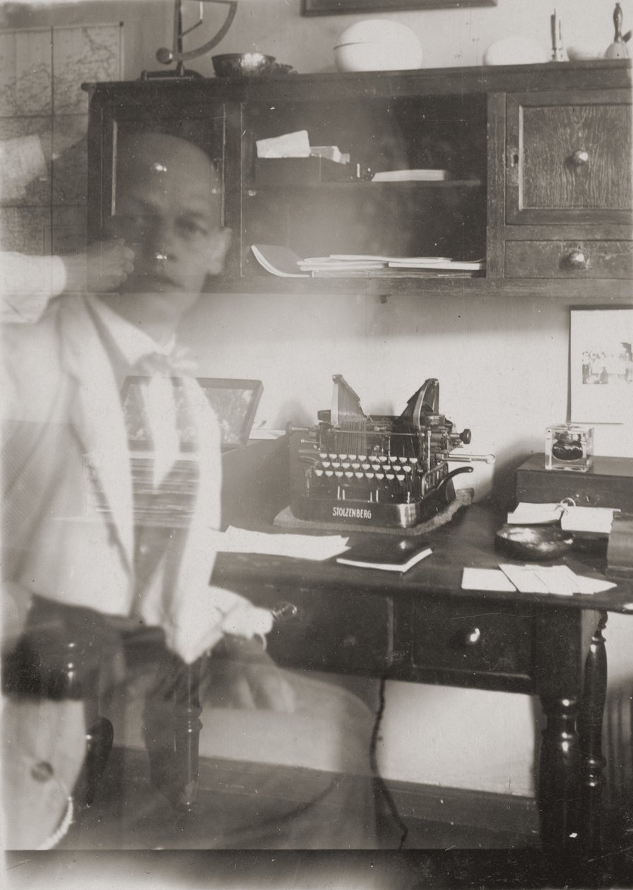 [Autoportrait à la machine à écrire, atelier de Prellerstrasse] - Oskar Schlemmer