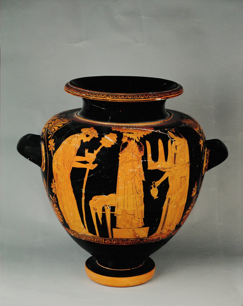 Fête de Dionysos avec deux femmes acolytes ... - Painter Eupolis
