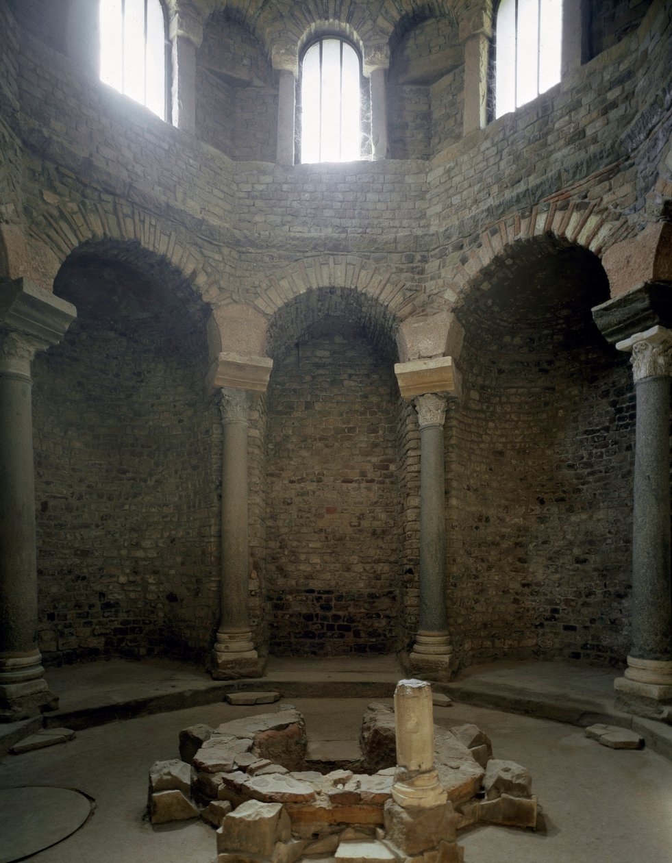 Vue intérieure du baptistère paléochrétien - Paleo Christian