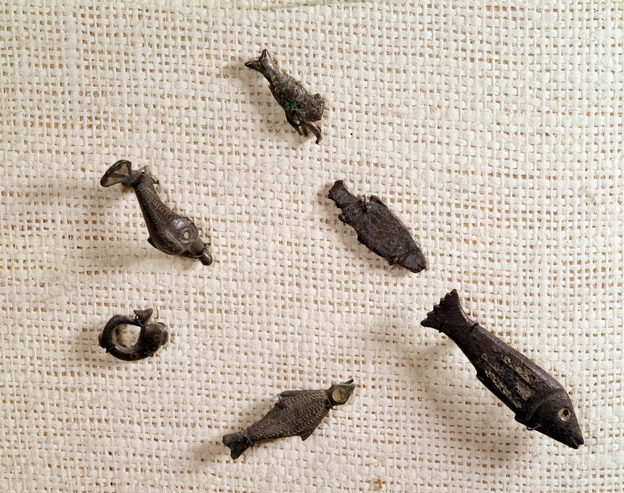 Antiquité chrétienne : fibules et bijoux en métal en forme de poisson. Musée National d