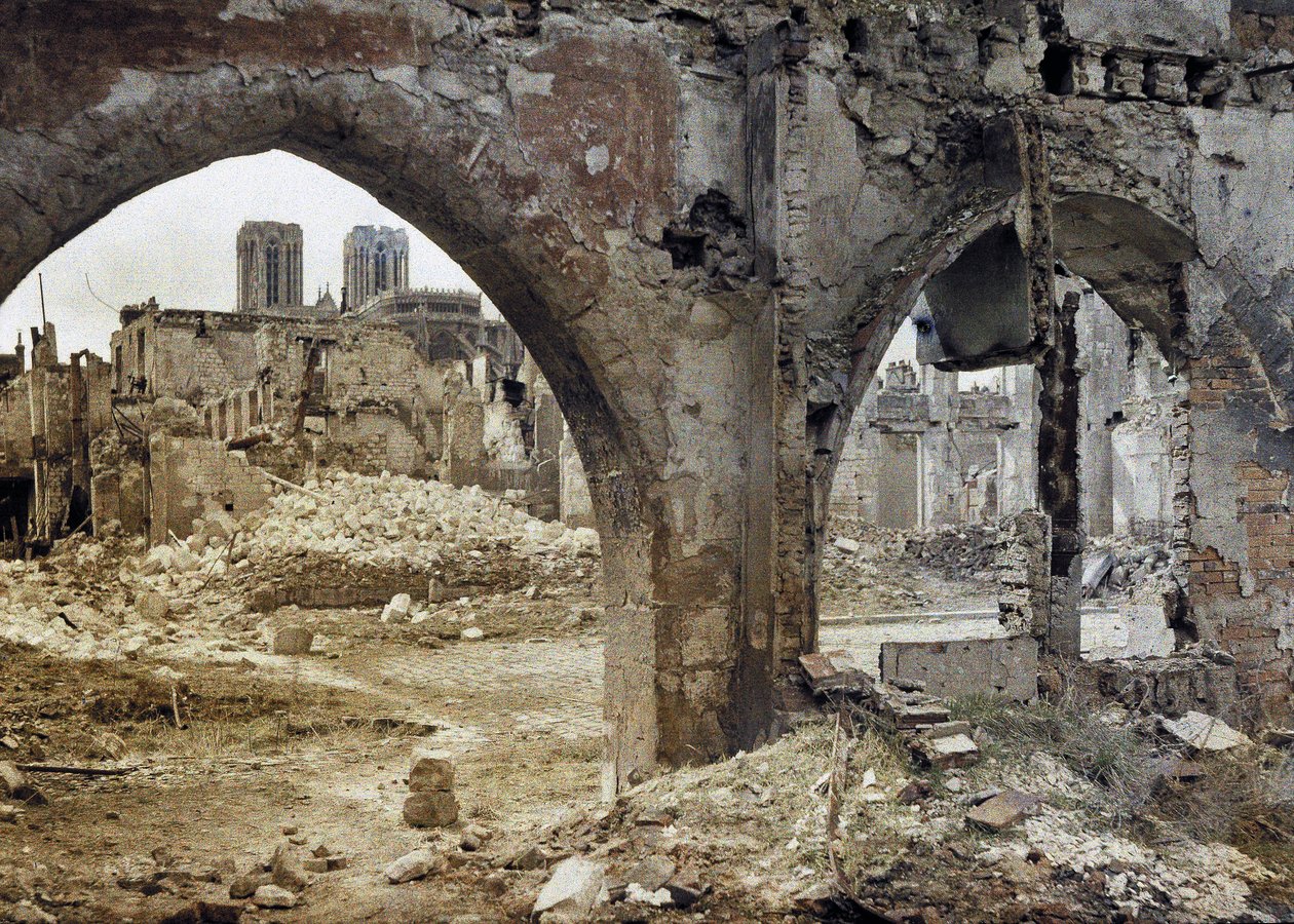 Les tours de la cathédrale Notre-Dame de Reims vues à travers les fenêtres endommagées d