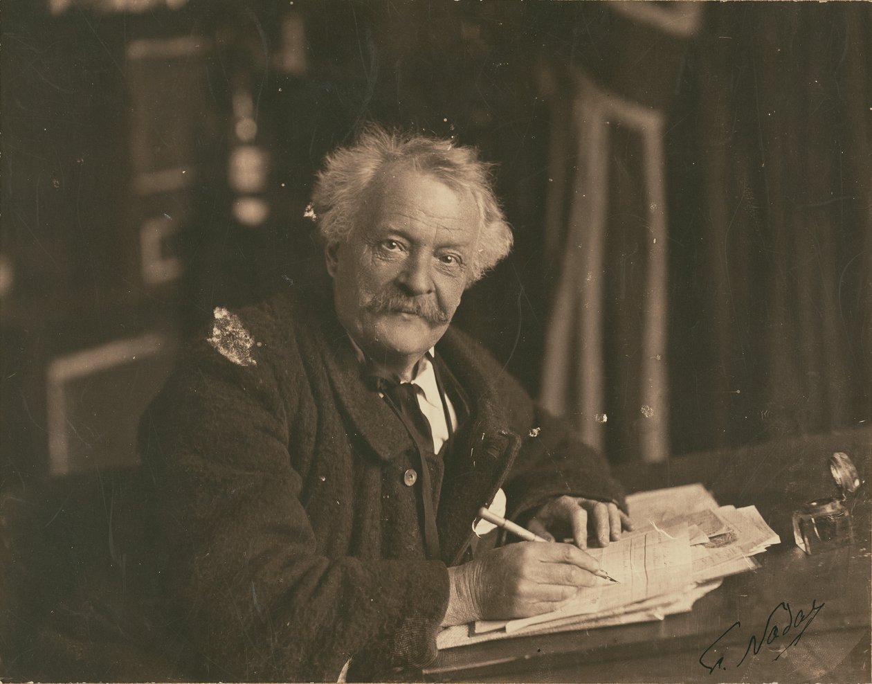 [Félix Nadar assis à une table d