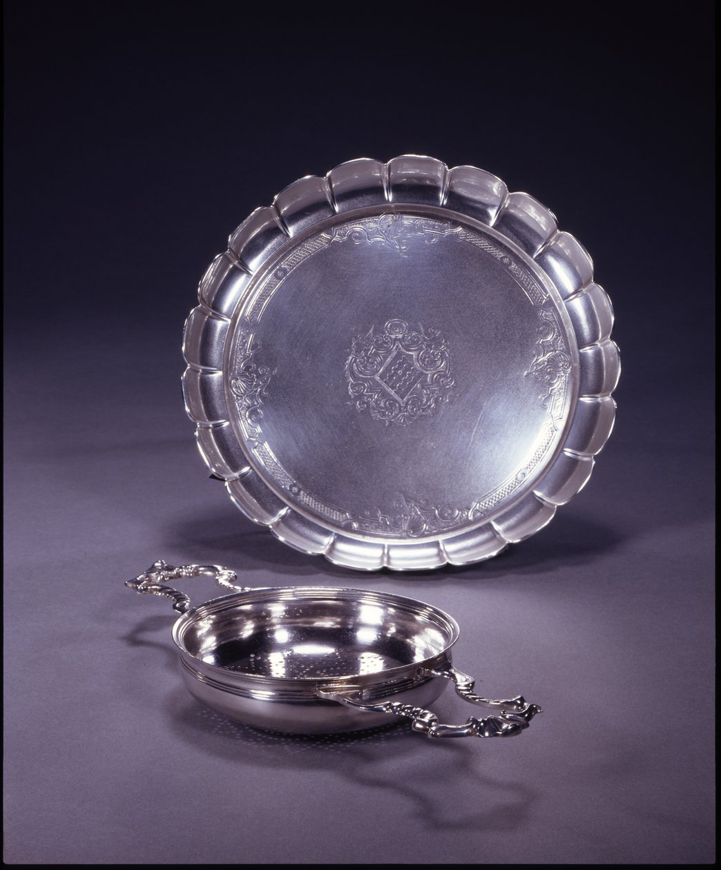 Passoire à orange George II, bol circulaire avec deux poignées en forme de coquille et de volute - Paul de Lamerie