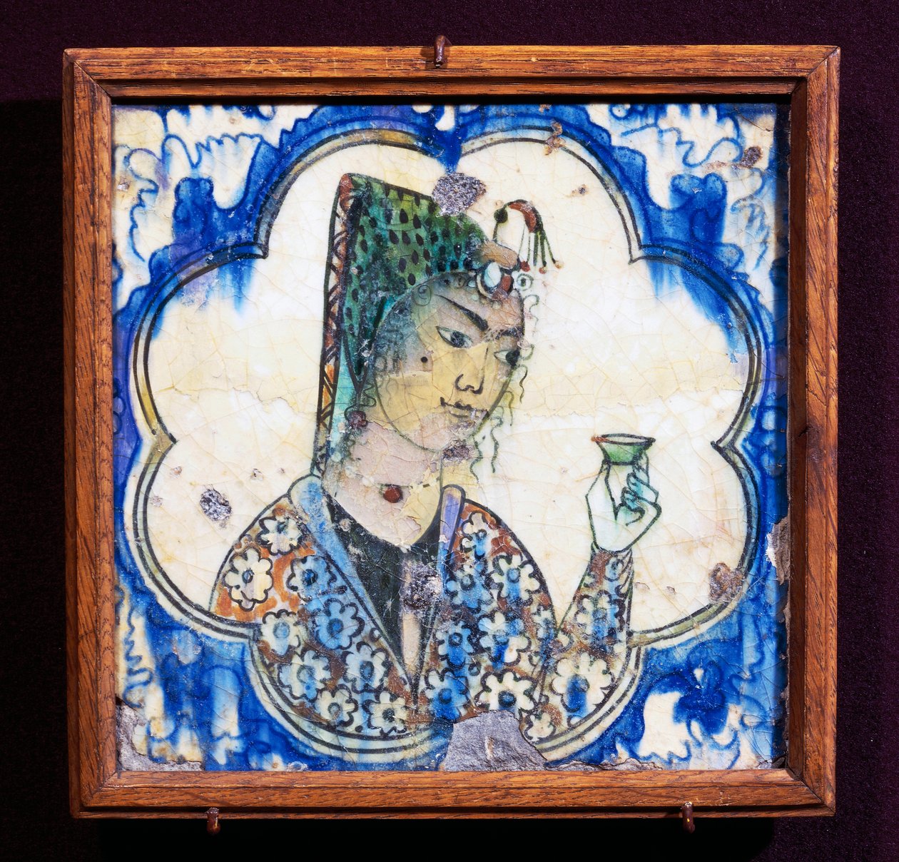 Carreau en céramique représentant une jeune femme tenant un vase, civilisation persane - Persian School