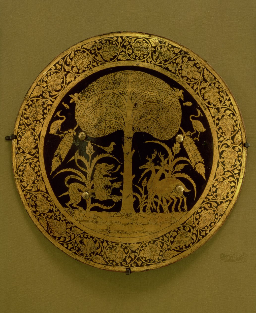 Assiette avec une bordure de fleurs stylisées entourant une scène d