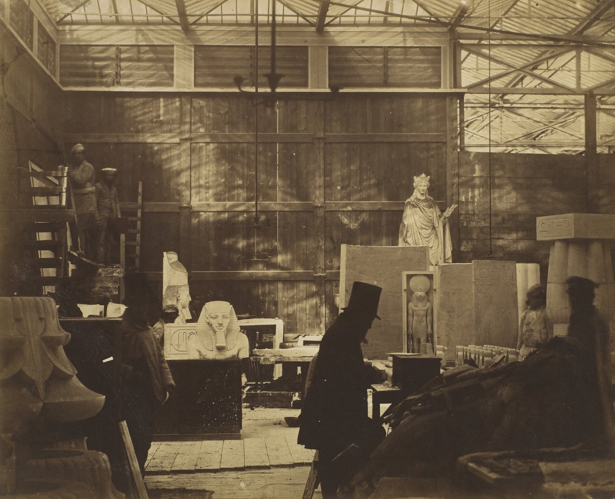 [Réserve avec artisans et moulages en plâtre, Crystal Palace] - Philip Henry Delamotte