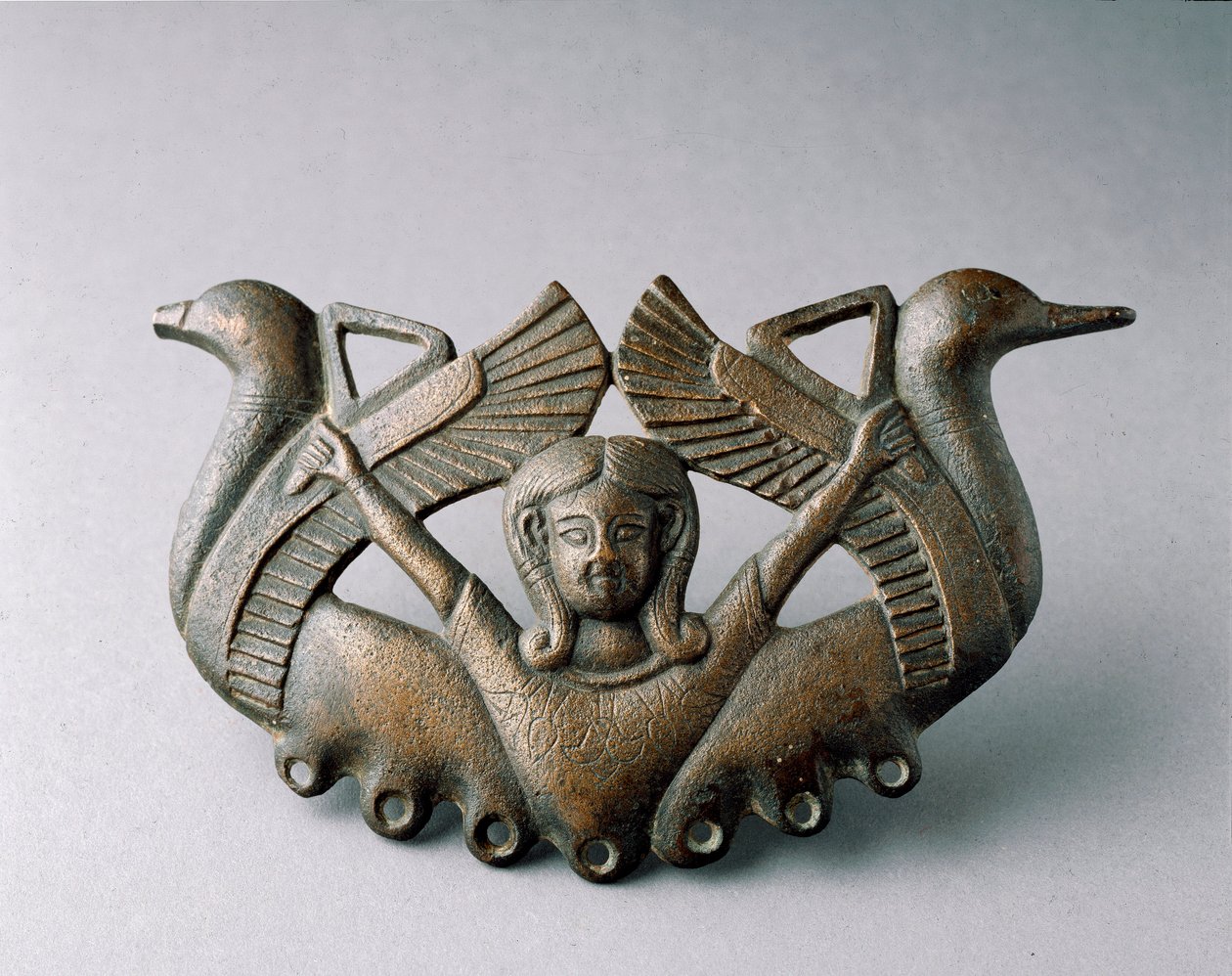 Art phénicien : représentation de la déesse Astarté. Elle est entourée de deux oiseaux prenant leur envol. Sculpture en bronze du 6e siècle av. J.-C. De Séville. Dim. 16 cm Séville, musée archéologique - Phoenician School