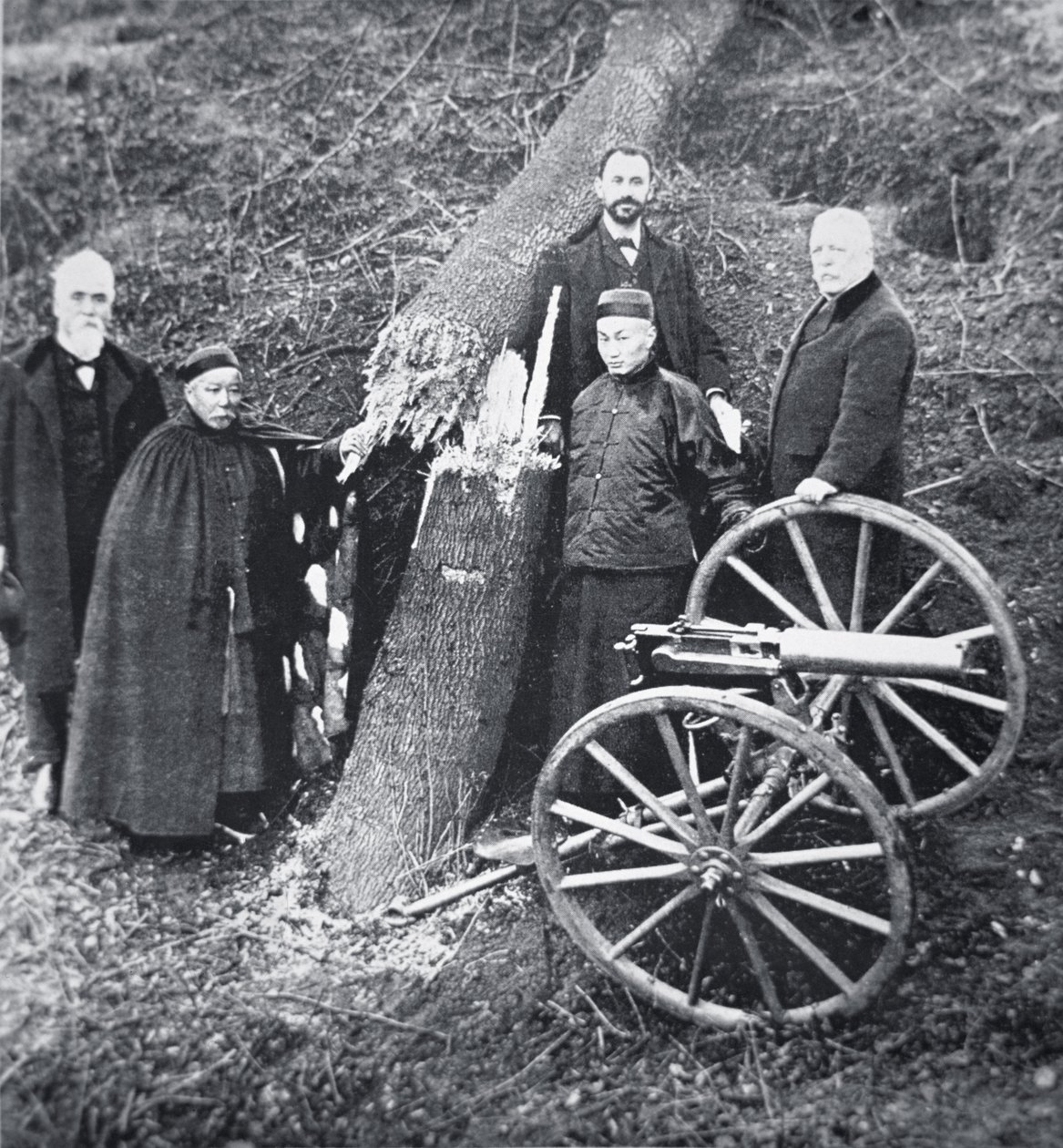 Hiram Maxim démontrant la puissance de son arme aux fonctionnaires du gouvernement chinois - Photographer English