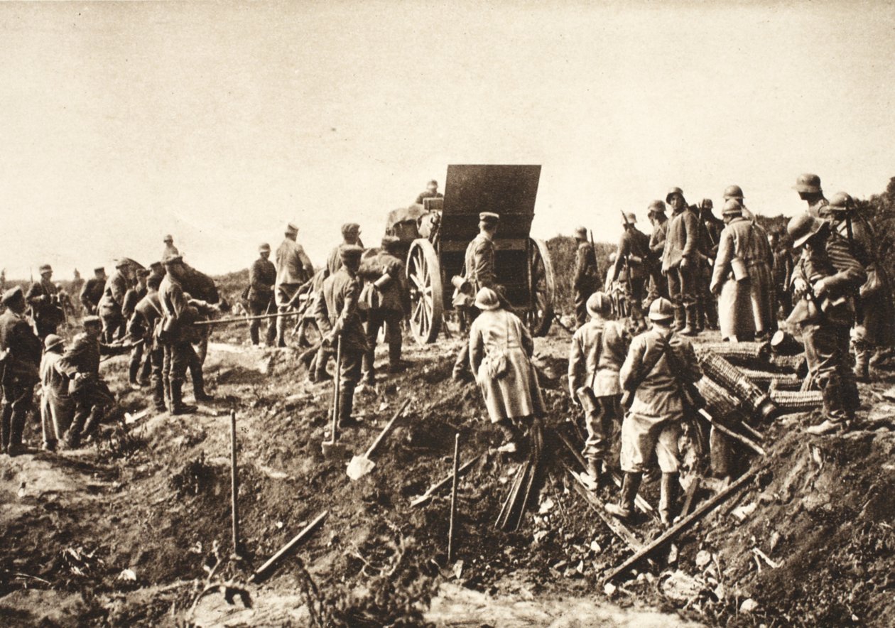 Batterie allemande avançant sur un terrain difficile avant Fismes, capturés français au premier plan prêts à être transportés - Photographer German
