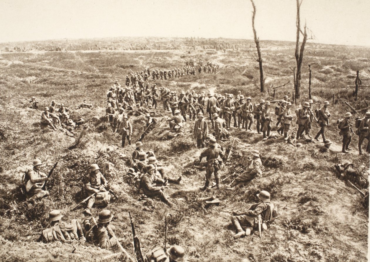Infanterie allemande traversant le Chemin des Dames pour suivre l