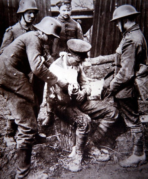 Infirmier Allemand de la Première Guerre Mondiale Soignant un Soldat Britannique Blessé sur le Front Occidental - Photographer German