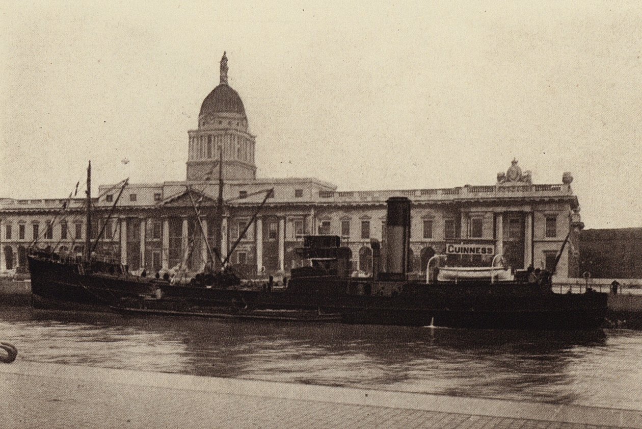 Vapeur transmanche "Guinness", Custom House Quay, Dublin (photo n/b) - Photographer Irish