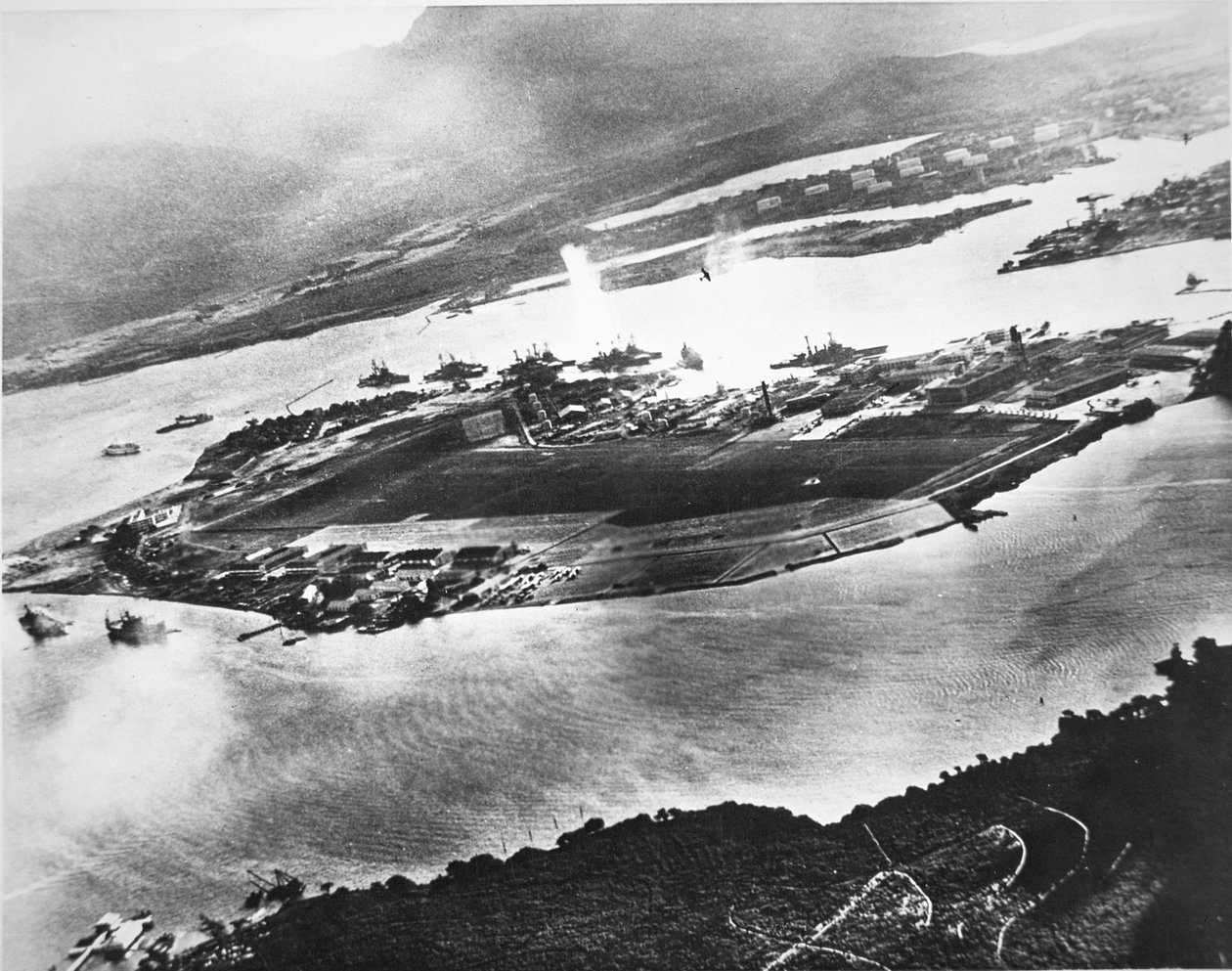 Vue aérienne de Ford Island et Battleship Row, Pearl Harbor, 7 décembre 1941 (photo n/b) - Photographer Japanese