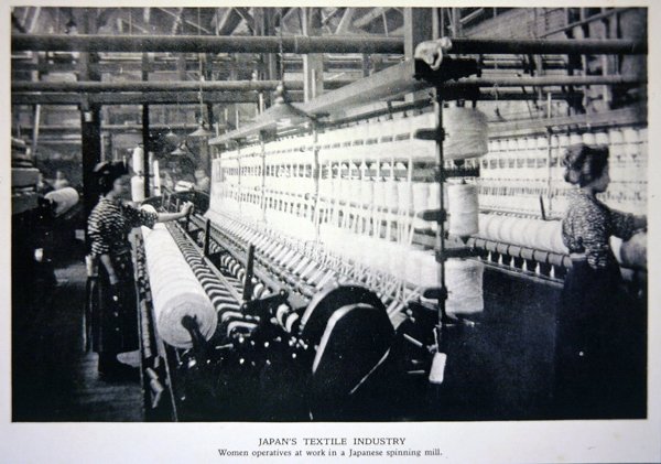 Femmes opératrices au travail dans une filature japonaise - Photographer Japanese