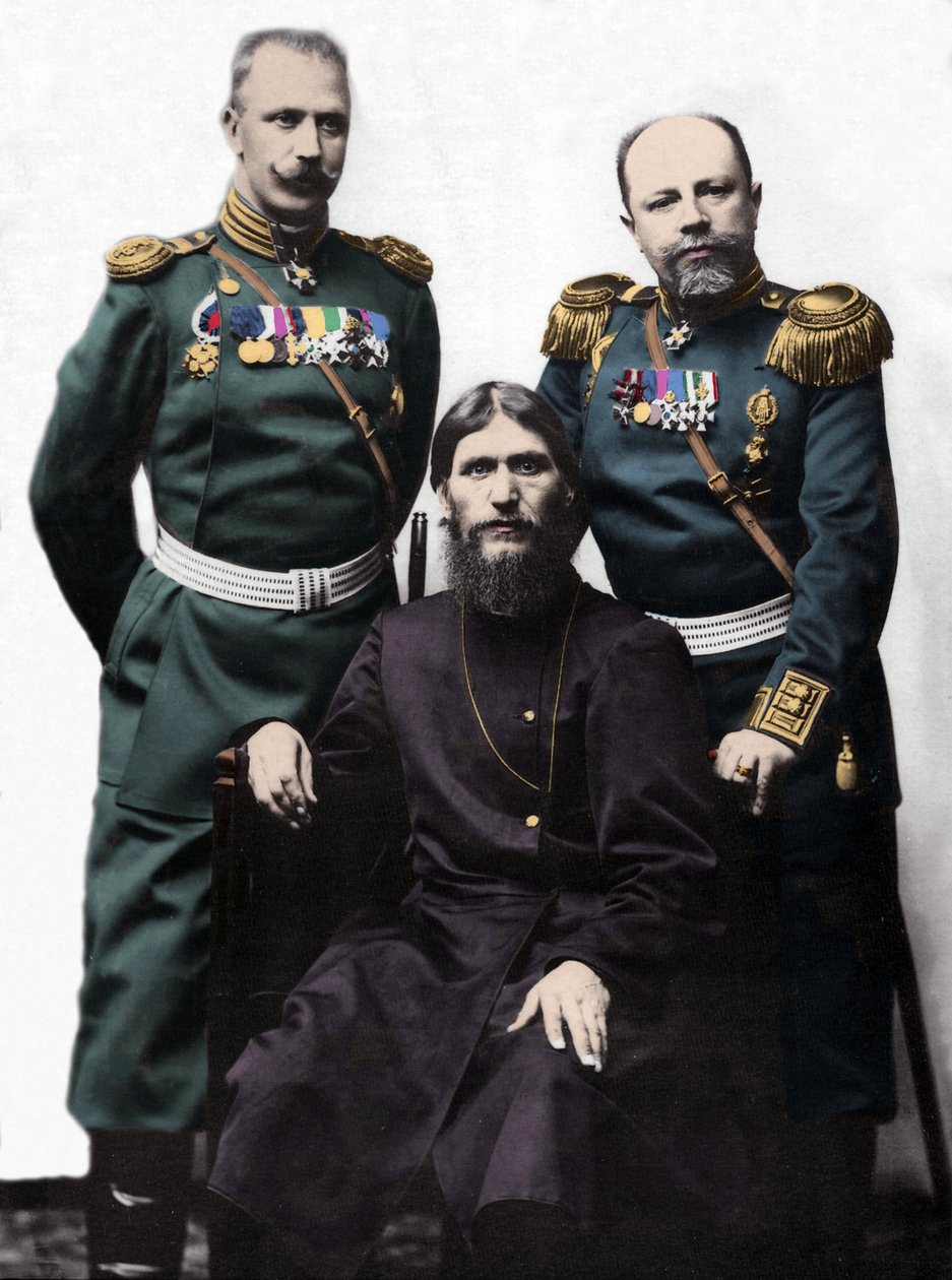 Grigory Iefimovich Novykh, connu sous le nom de Raspoutine (1869-1916) avec le capitaine von Lohman et le prince colonel Putyatin. (De gauche à droite : Prince Mikhail Putyatin, Grigory Raspoutine et Colonel D Loman) - Photographer Russian