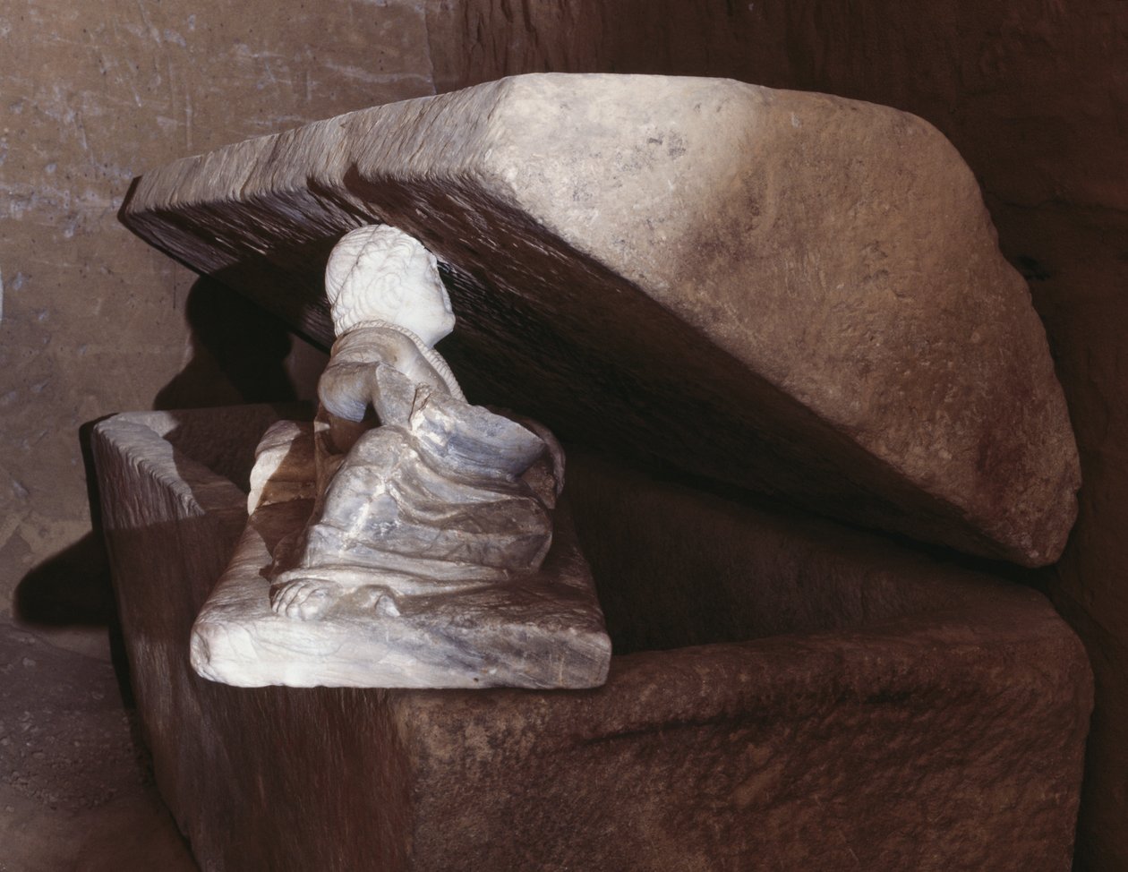 Sarcophage dans la tombe du Pèlerin, Chiusi, Toscane, Italie, civilisation étrusque, 3ème siècle avant J.-C. - Blaise Nicolas Le Sueur