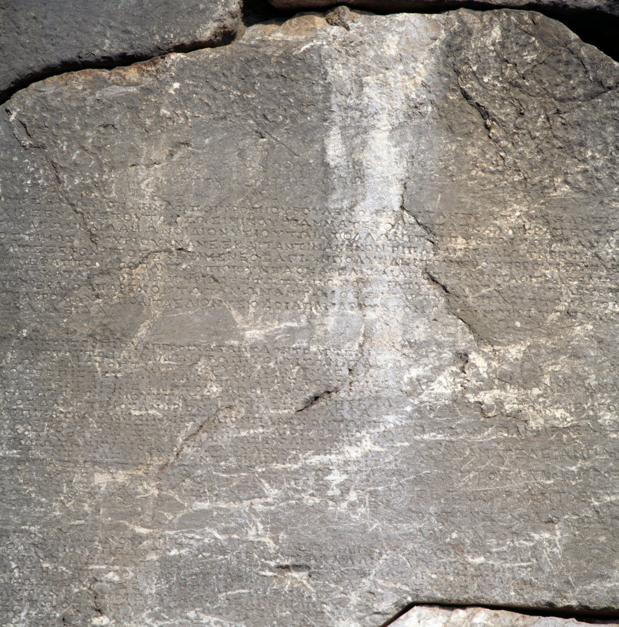 Mur avec inscriptions près du Temple d