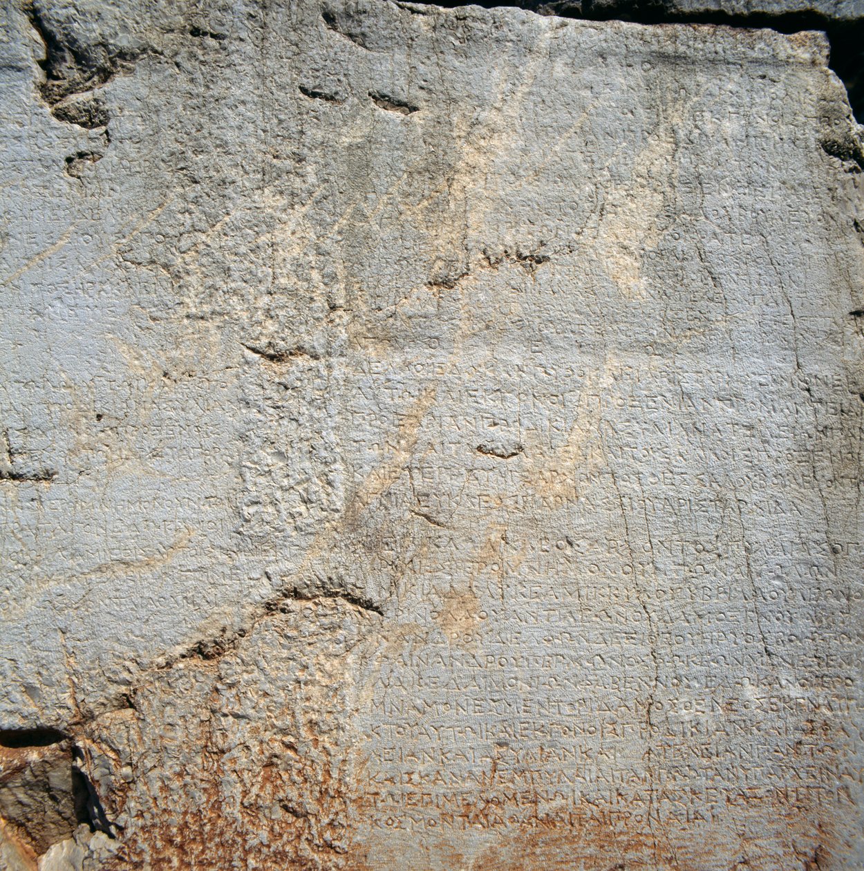 Mur avec inscriptions près du Temple d