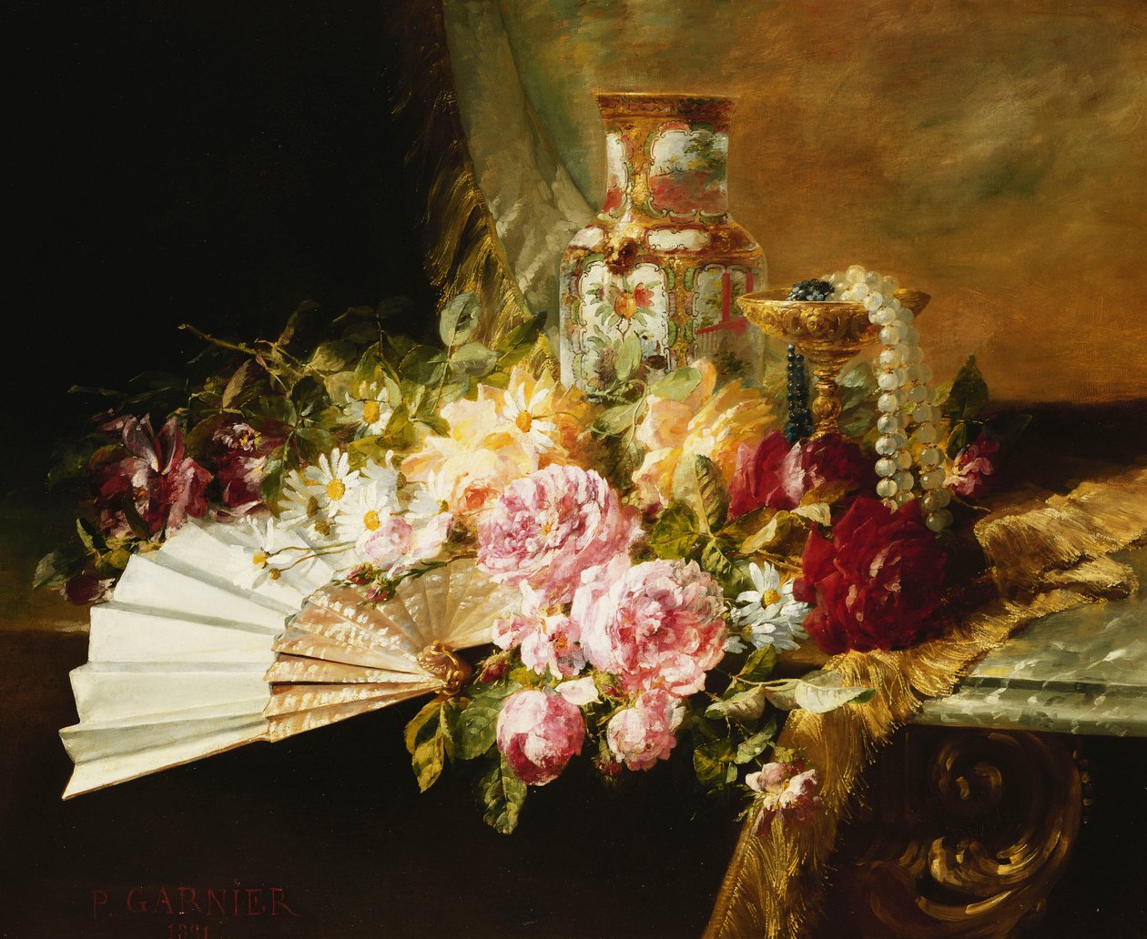 Un Éventail avec des Roses, des Marguerites et un Vase Famille Rose sur une Table Drapée - Pierre Garnier