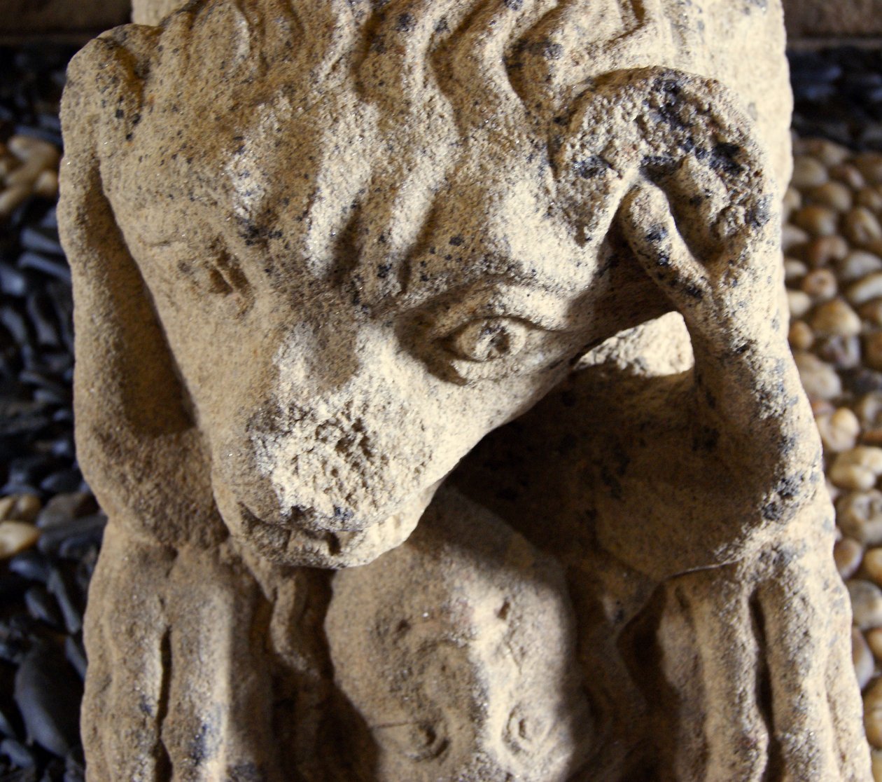Lion mangeant un homme, base du sarcophage de D. Afonso Pires, ancien évêque de Porto, Lamego, Portugal vers 1372 - Portuguese School