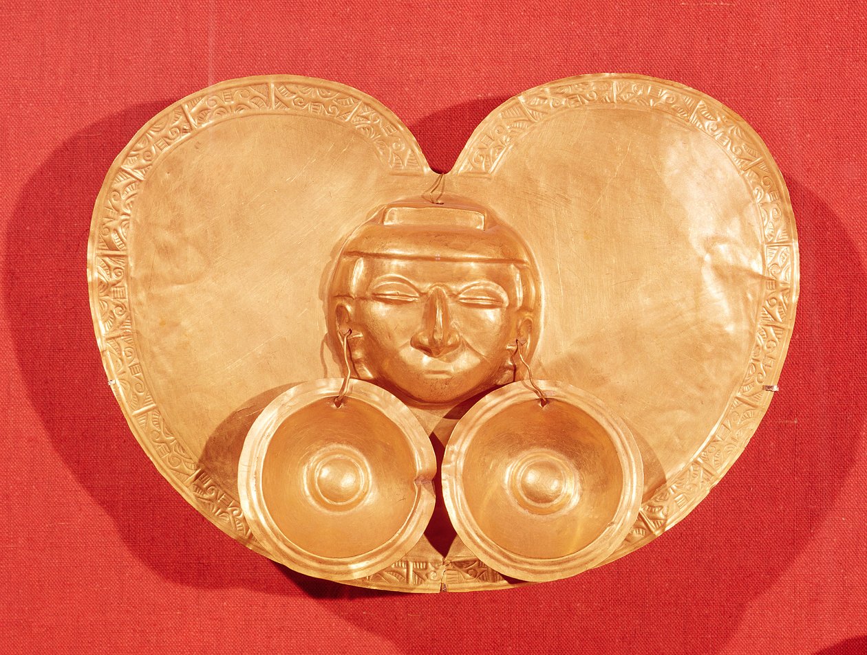 Pectoral avec un visage humain portant des boucles d