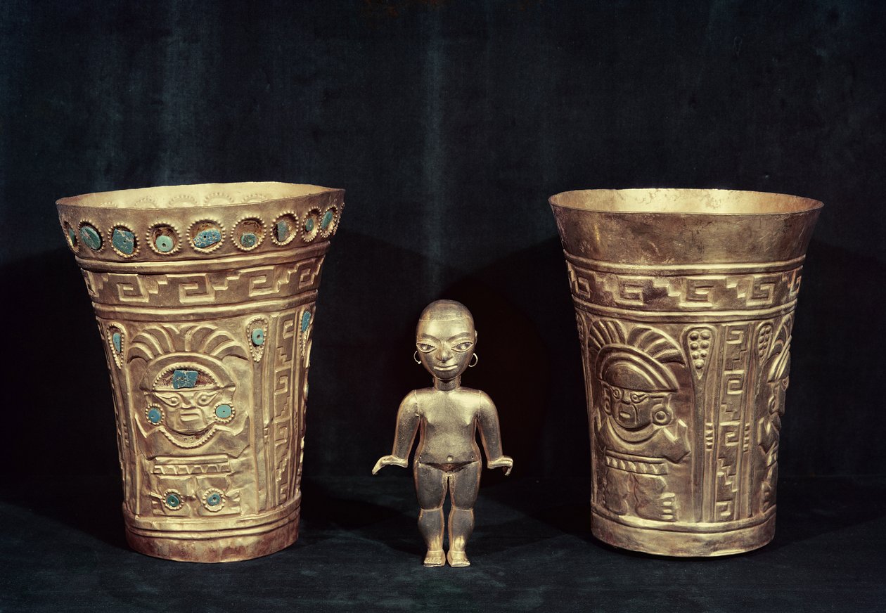 Deux vases Chimu avec des figures mythologiques et une petite idole Mochica féminine - Pre Columbian