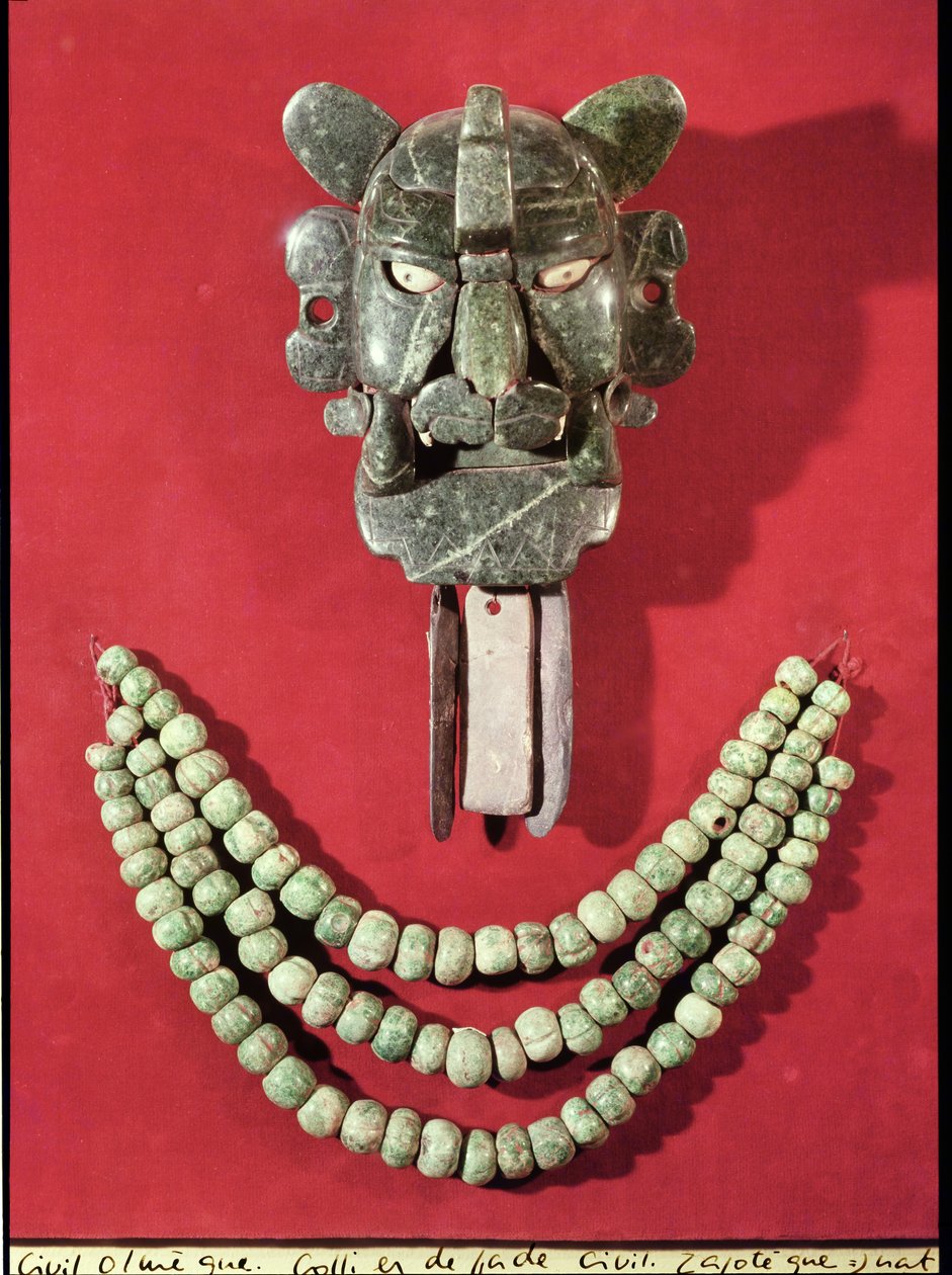 Pectoral zapotèque en forme de masque représentant le dieu chauve-souris, Piquete Zina, de Monte Alban, Oaxaca (jade) et un collier olmèque fait de 90 perles en forme de gourde, de La Venta, Tabasco (ardoise) - Pre Columbian