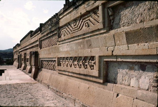 Mur de cour avec des pierres décoratives - Pre Columbian Pre Columbian