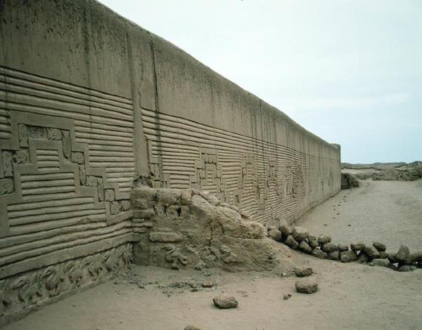 Mur extérieur de la place des cérémonies, palais Tschudi, construit par les Chimu, vers 1300 av. J.-C. - Pre Columbian Pre Columbian
