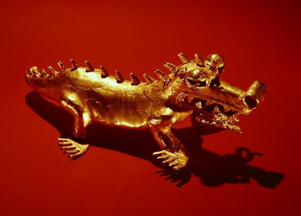 Pendentif représentant un crocodile avec une figure humaine dans sa bouche, de La Vaca, Punta Burica - Pre Columbian Pre Columbian