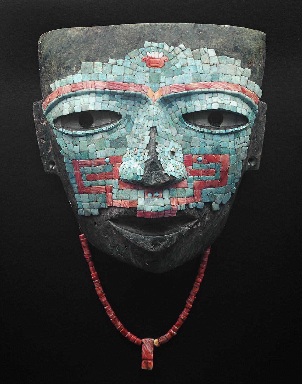 Masque funéraire recouvert de mosaïque de turquoise et de coquillage rouge. Artefact de Teotihuacan, Mexico. Civilisation de Teotihuacan - Art précolombien : masque funéraire de pierres turquoise et roses datant de la civilisation de Teotihuacan III (300-6 - Pre Columbian Pre Columbian
