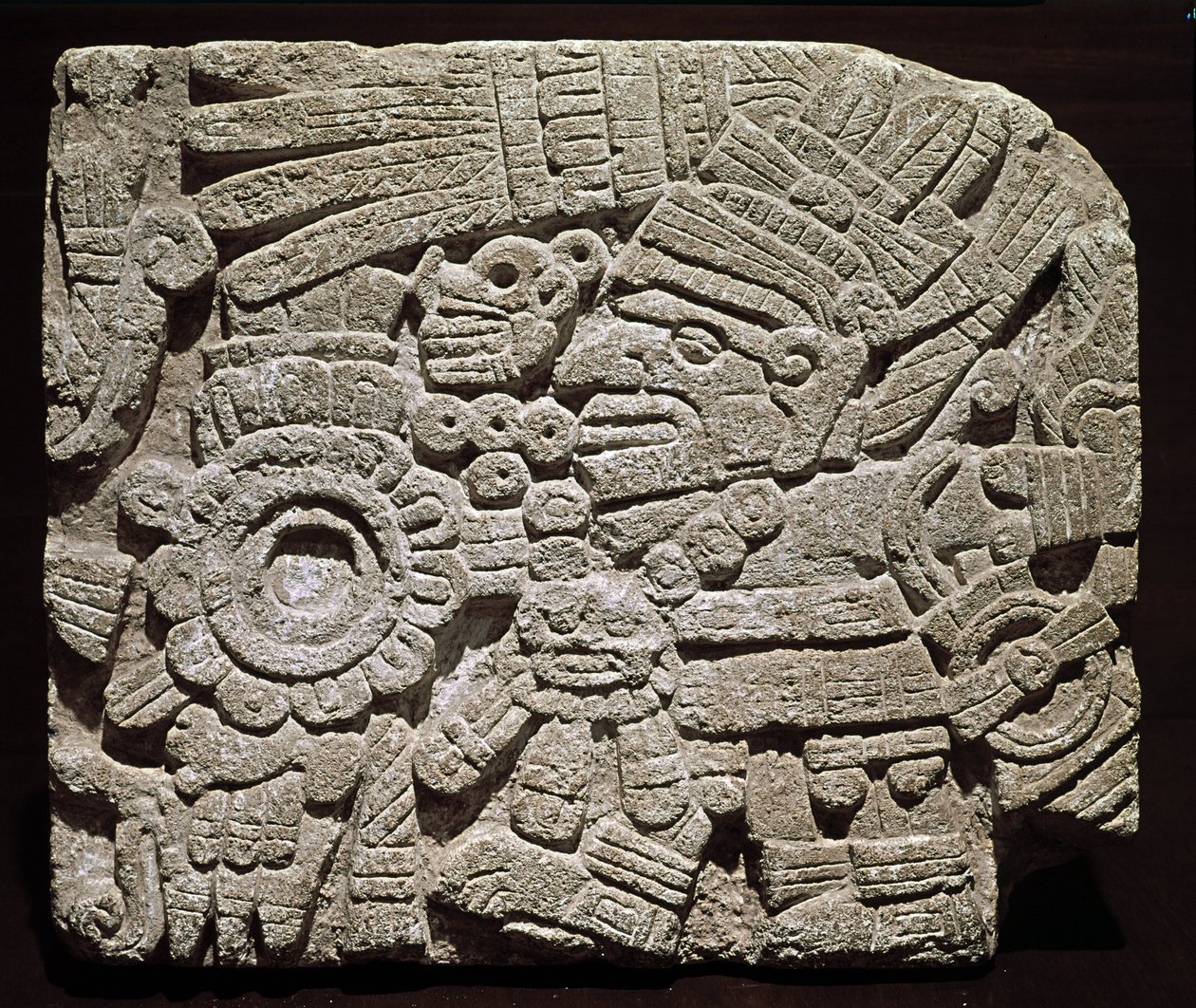 Art précolombien, civilisation mixte : pectoral sculpté représentant un personnage richement vêtu - de Oaxaca, Mexique Musée national d