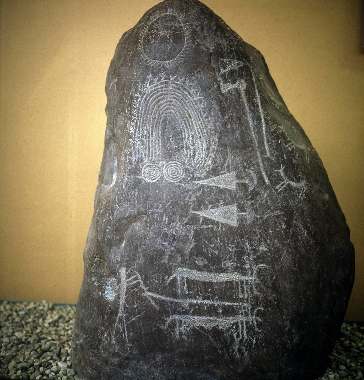 Civilisation des Camunni, Préhistoire, art rupestre : roche funéraire, animaux, pointes de flèches et spirales - Stèle de Bagnolo type 2 dans la Valcamonica (Vallée de Camonica) (Italie) - Prehistoric Prehistoric