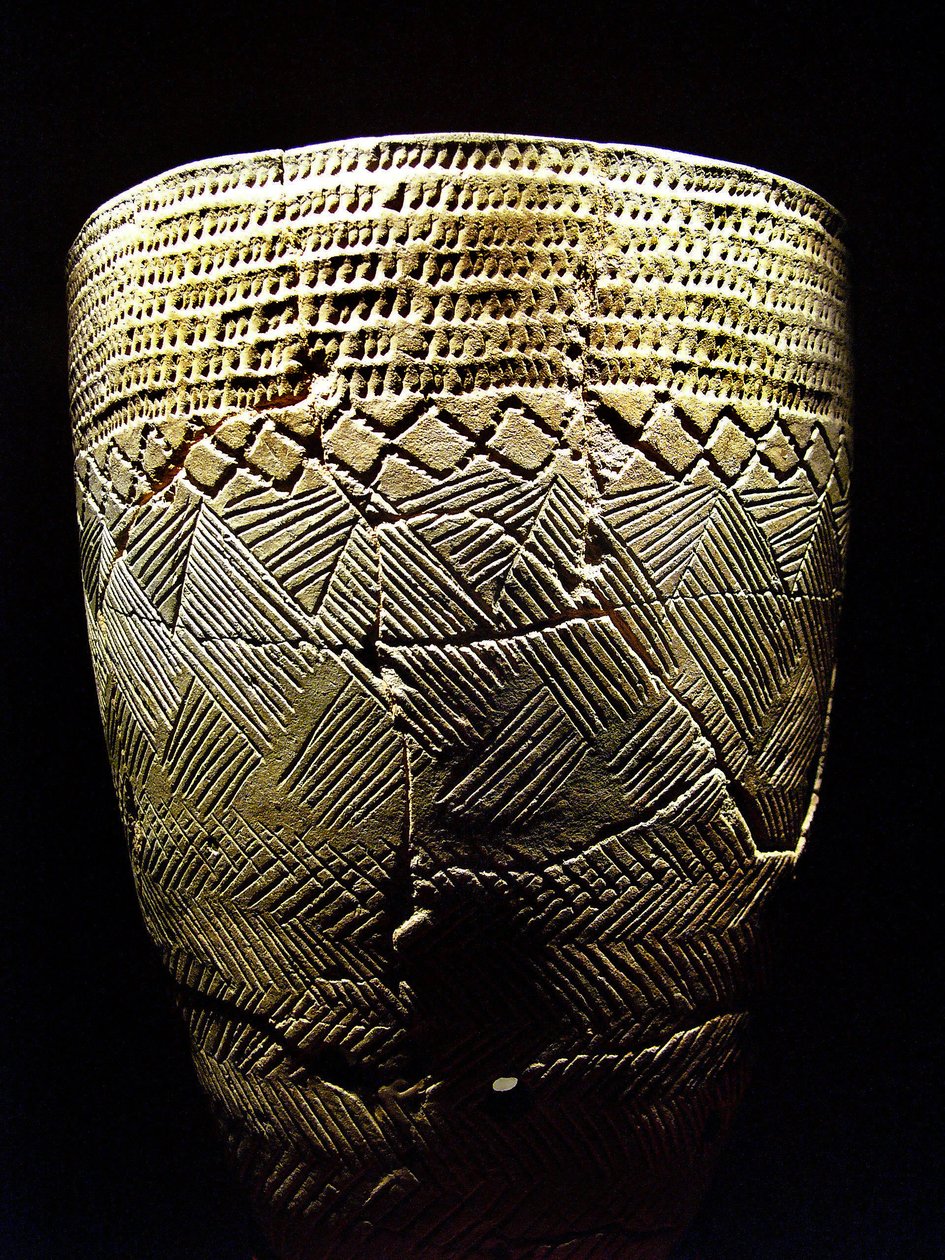 Poterie avec décor « dent de peigne », vers 8000 av. J.-C. de la période néolithique, Amsa-Dong, Corée. Photographie, Musée national de Séoul, République de Corée - Prehistoric Prehistoric
