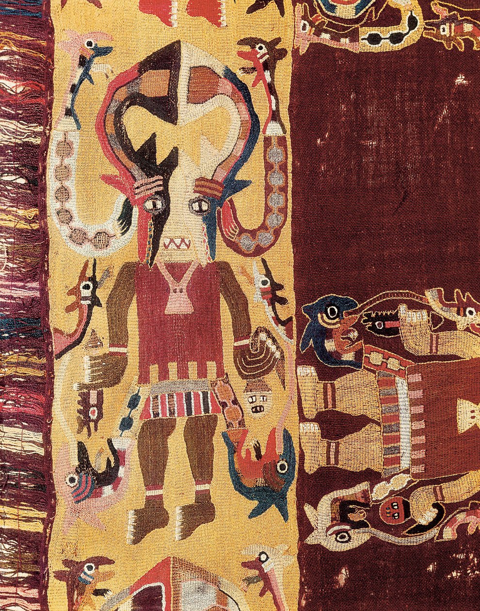 Civilisation précolombienne : officiant cérémoniel portant un masque. 300-100 av. J.-C. Tapisserie d