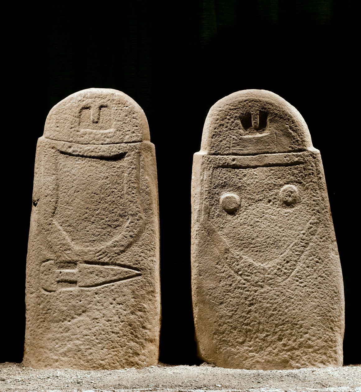 Art préhistorique : deux menhirs d