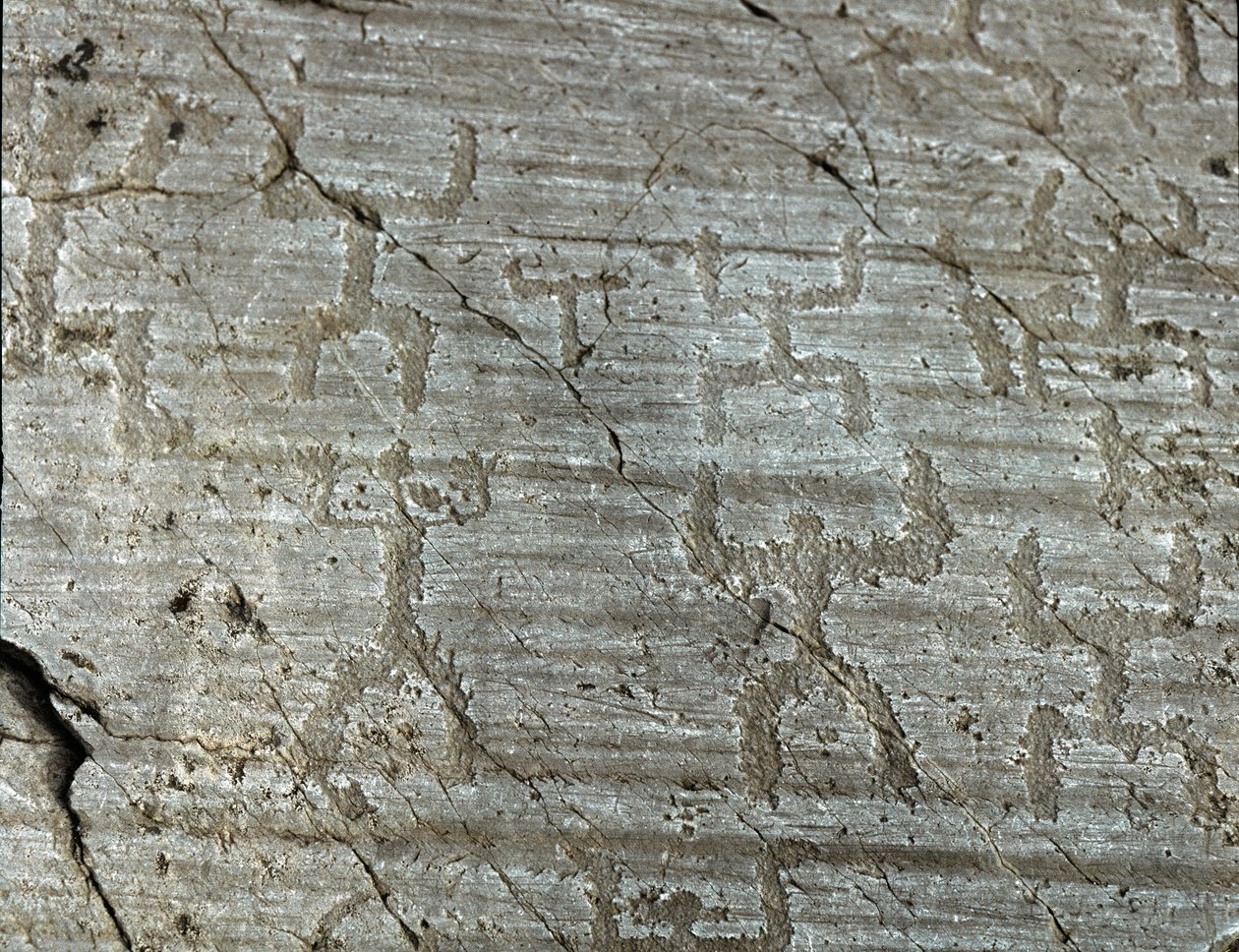Préhistoire, civilisation des Camunni, art rupestre : roche funéraire de représentations stylisées de personnages connus sous le nom de « les orants » avec les bras tendus vers le ciel. Période entre le Néolithique et l