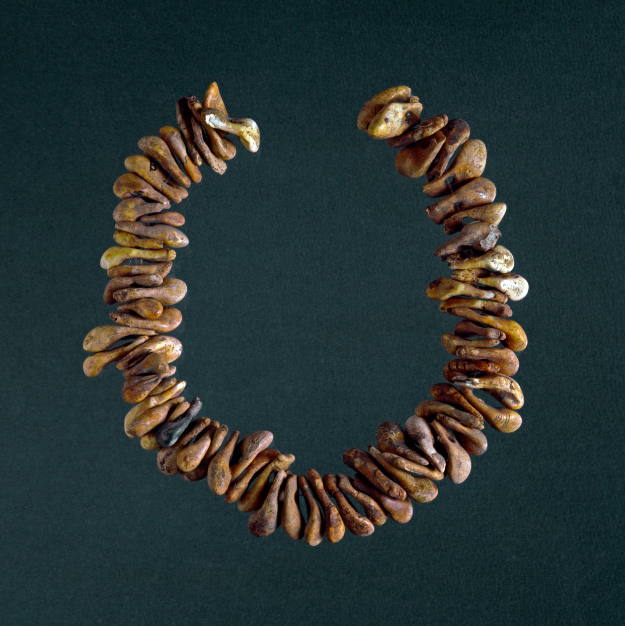 Préhistoire, âge de pierre : collier d