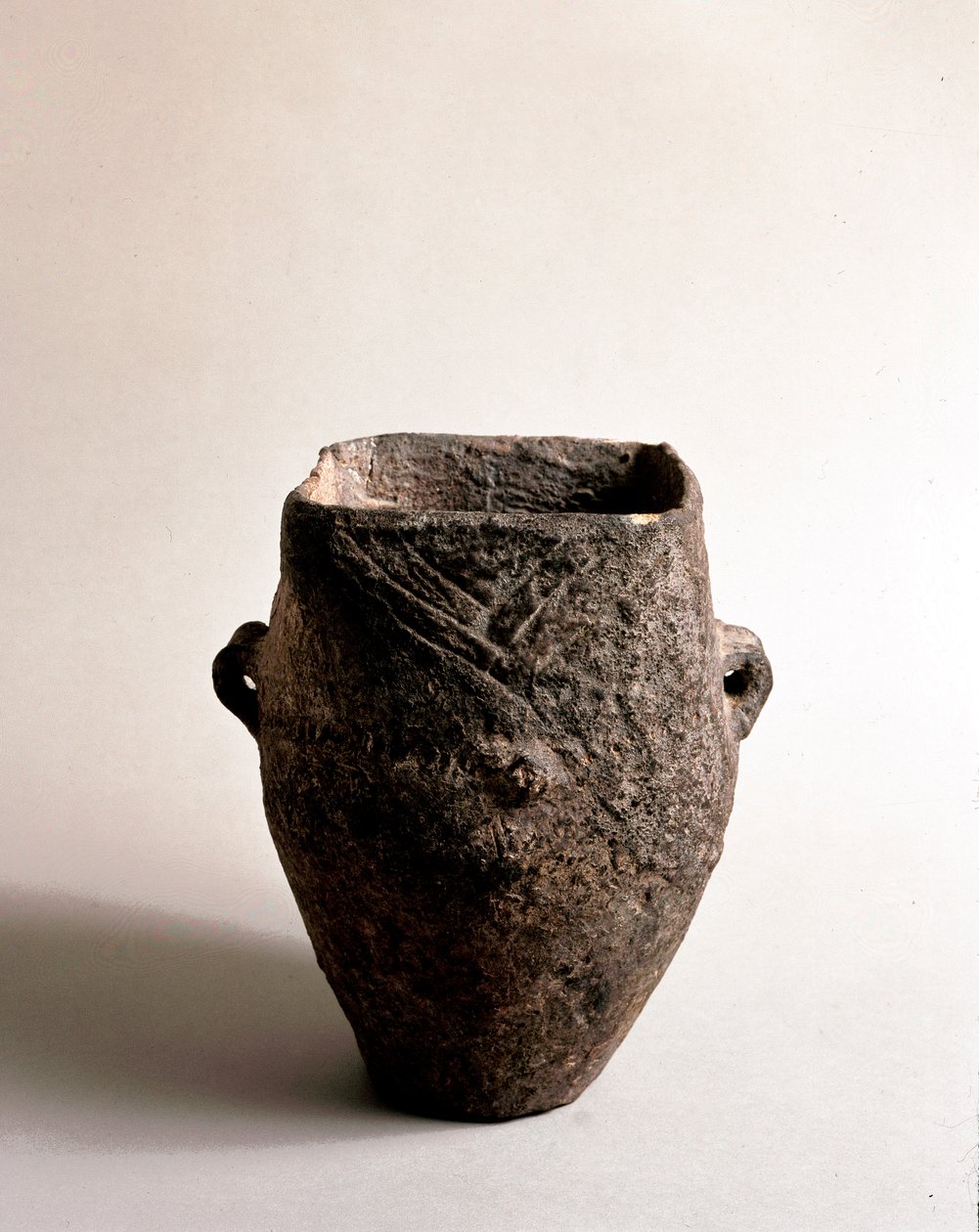 Préhistoire : vase en terre cuite à ouverture carrée de l