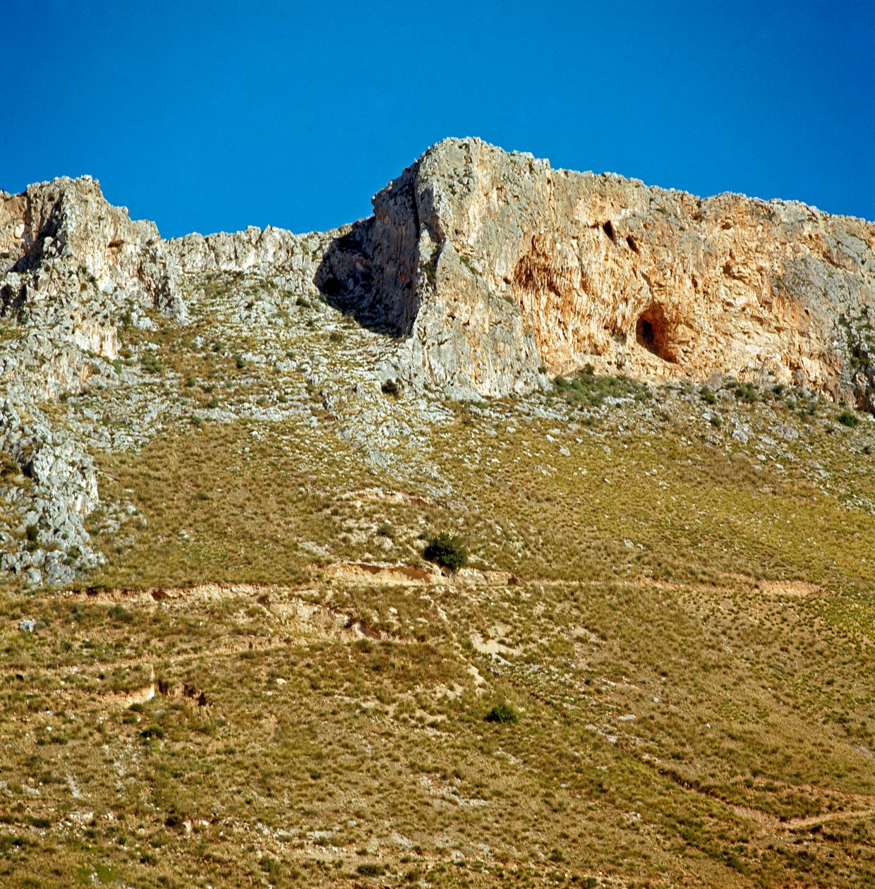 Préhistoire : la crête de Monte Palmeto avec une grotte datant de la période paléolithique. Monte Palmeto, Palerme, Italie - Prehistoric Prehistoric