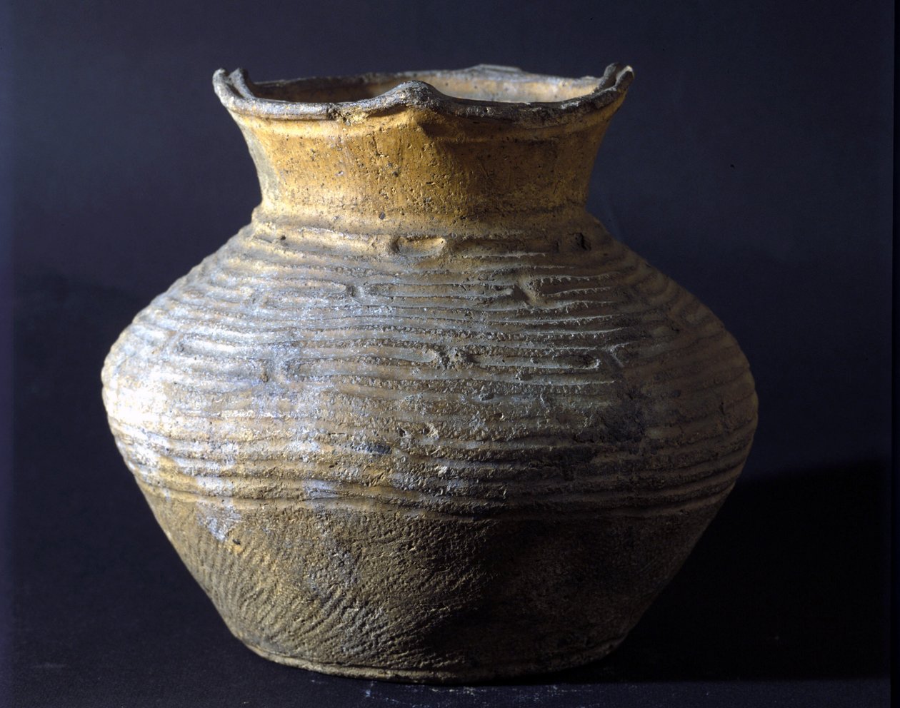 Pot en terre cuite de la période Jomon (période de la préhistoire au Japon). Rome, Musée national d