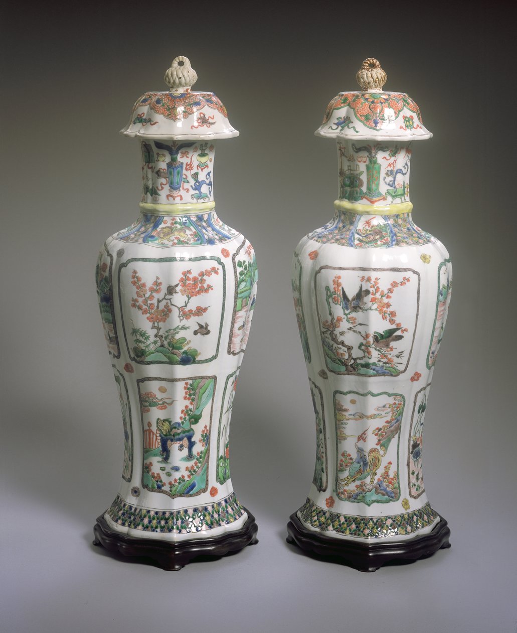Paire de vases et couvercles chinois d