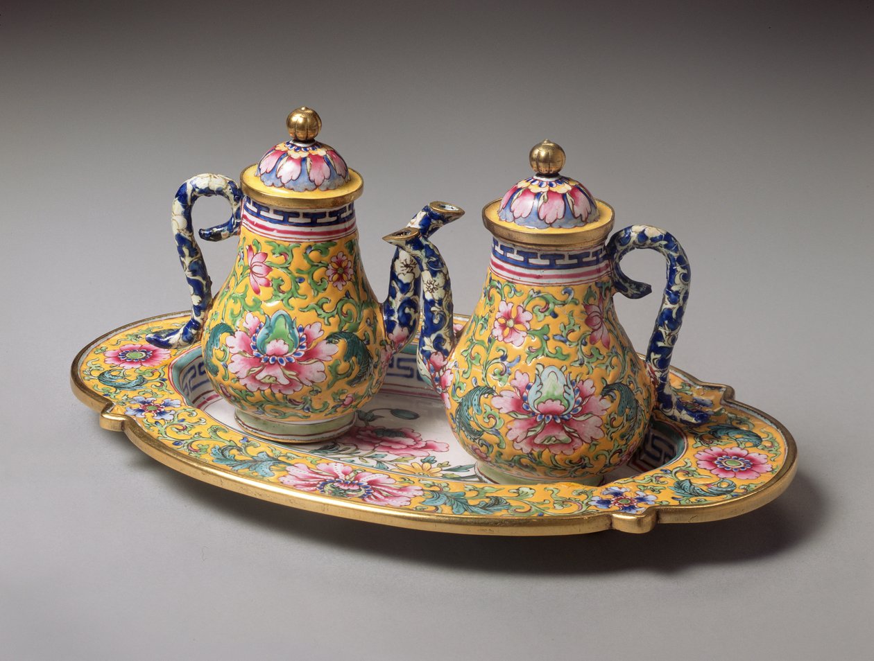 Paire de petites aiguières et plateau, période Qianlong (1736-95) (émail) - Qing Dynasty Chinese School