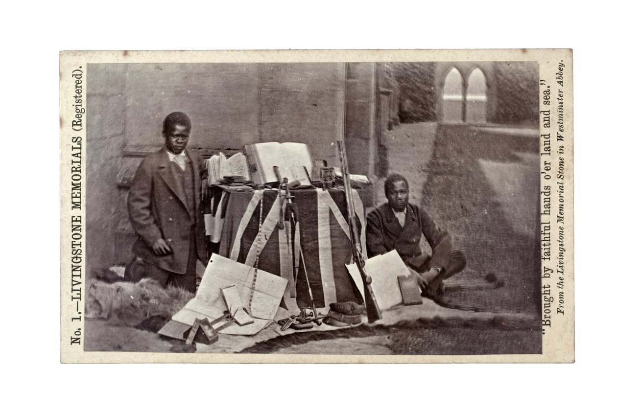 James Chuma et Abdullah Susi avec des artefacts de David Livingstone, Newstead Abbey, Angleterre, juin 1874 - R. and Son Allen