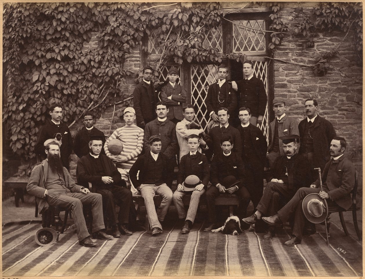 Élèves et enseignants des classes supérieures à la Bishop Cotton School, Shimla (verso) - Raja Deen Dayal