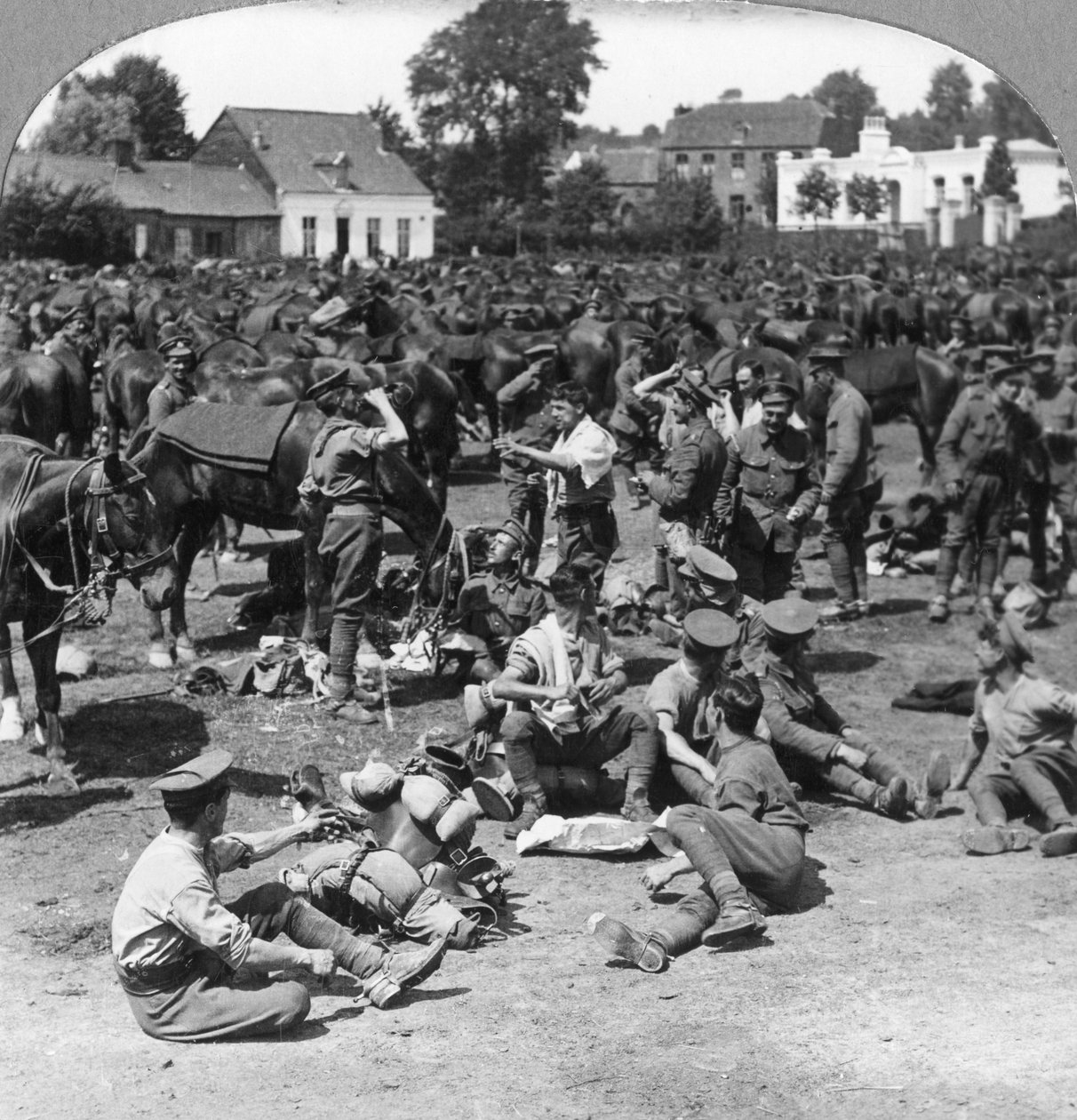 Troupes de cavalerie britanniques se reposant dans un village français, Première Guerre mondiale - Realistic Travels Publishers