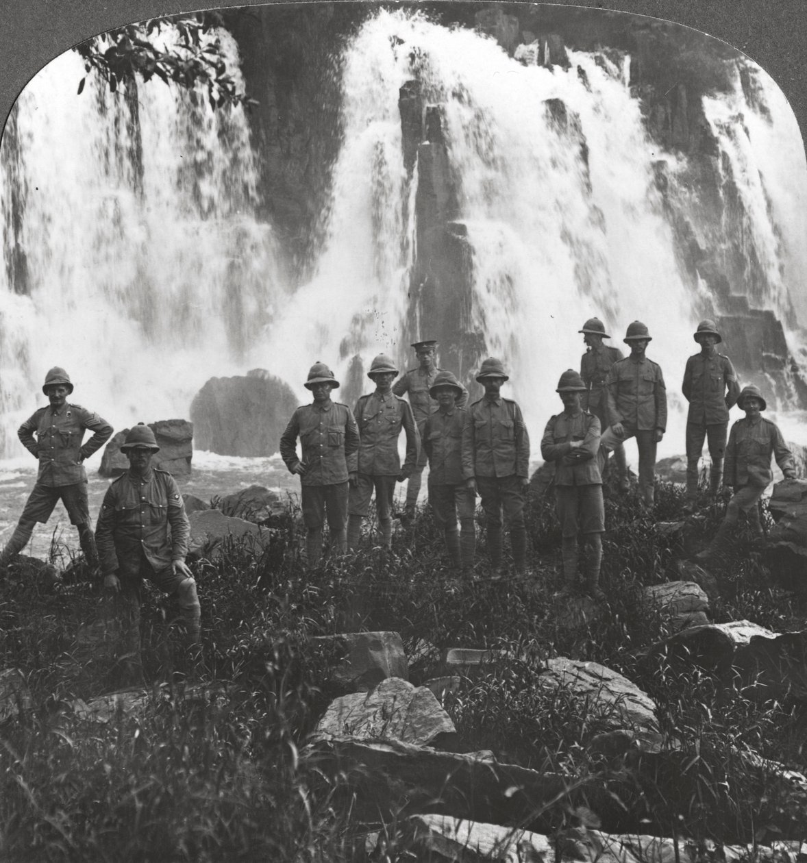 Troupes britanniques se rafraîchissant à une cascade, Afrique, Première Guerre mondiale, vers 1914-1918 - Realistic Travels Publishers