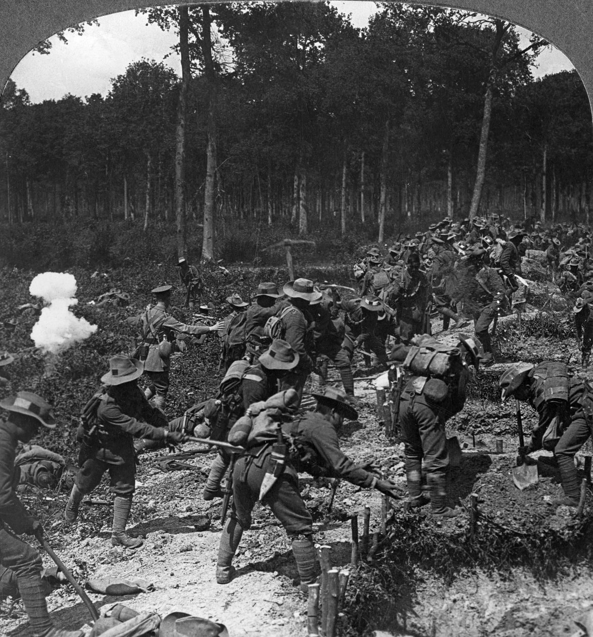 Tranchées capturées renforcées pour résister à la contre-attaque, Première Guerre mondiale, 1914-1918 - Realistic Travels Publishers